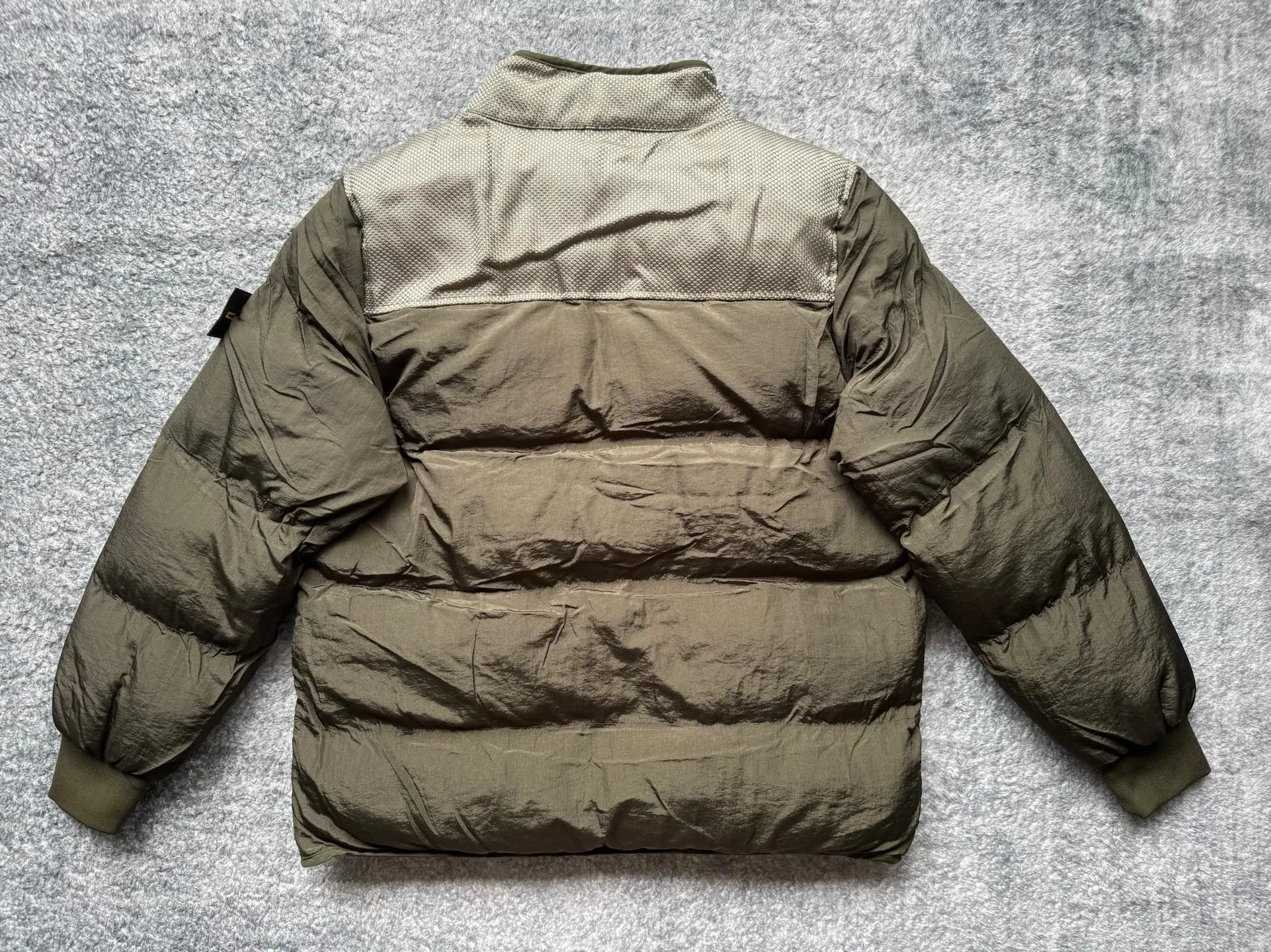 P300 Stone Island Panama splicing deconstructed down cotton jacket. The new and most distinctive down jacket, as its name implies, has a nautical style and a military color. It is characterized by unique research on fibers and fabrics, full of functionality and deconstruction. The new autumn and winter technical fabric splicing down jacket adopts the symbol of Stone Island aesthetics. Fabrics and fashionable splicing elements are perfectly combined to meet the functions and needs of users in different occasions. The full zipper opens, and the neutral collar shape is gentlemanly. The hem has a quite aristocratic temperament. The clothing uses a large area of iridescent three-leaf nylon, which not only has a metallic visual presentation, but also achieves a matte texture and lightweight effect. The ultra-fine fiber structure has excellent insulating properties and is more thermally efficient than other man-made fabrics. The chest protector is surrounded by military-style rough nylon. Its anti-wear and anti-erosion properties can well carry weight outdoors and extend the life of the clothing. The comfortable woven fabric on the chest The cloth forms two pockets, which will not make the skin feel rough in daily use. Vertical zipper pockets on both sides are standard; details such as multi-layer labels and inner pockets will not be described in detail. You can discover it yourself. Stone Island's new work, which covers technology, deconstruction, beauty, practicality and other diversifications, will conquer the trendy winter sailing journey. Super thick filling Color: black, military green, laser green, yellow, silver, haze blue Whole piece [Size] M-2XL Length Chest Shoulder Width M 68 120 65 L 70 124 66 XL 72 128 68 XXL 74 132 70